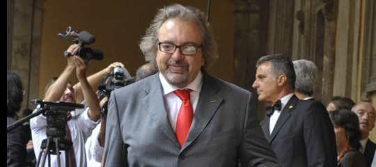 Giarrusso m s sul gesto delle manette fatte ai militanti del pd