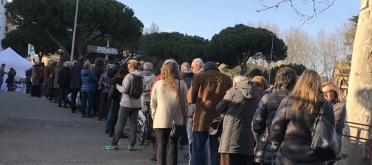 Lunghe file ai gazebo delle primarie del pd cosi affluenza superiore al milione