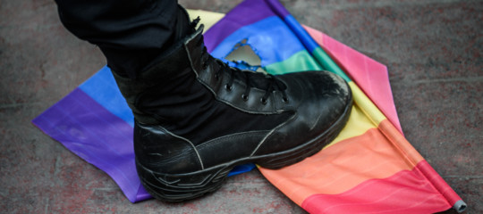 Mandare gli omofobi a spazzare le strade