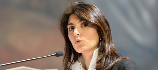 Aprile fischi e diti medi per virginia raggi al corteo dellanpi