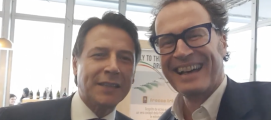 Il premier conte si finge ubriaco in un video girato al vinitaly