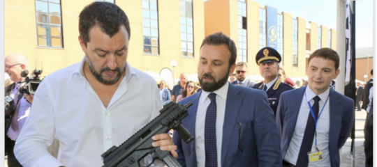 Salvini col mitra in mano il post che sta facendo discutere la rete