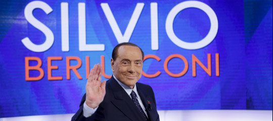Il grande ritorno di berlusconi su twitter ma e boom per gli hashtag su salvini
