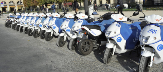A roma arrivano gli scooter elettrici di cityscoot e la raggi esulta