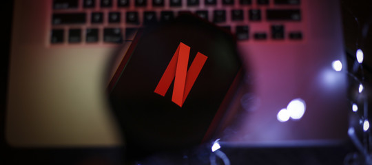 Lo smartphone vibra durante le scene dazione lultima idea di netflix