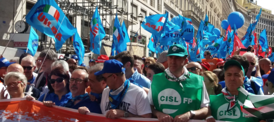 Lo striscione ironico su salvini e di maio che la uil non ha potuto esporre