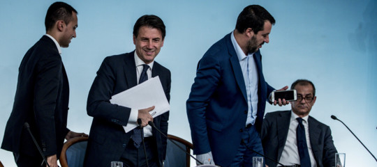 Salvini e di maio si stringono la mano andiamo avanti e abbassiamo le tasse