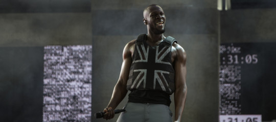 E di banksy il gilet anti pugnale indossato da stormzy a glastonbury