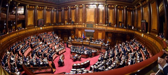 Il governo rischia al senato