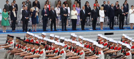 La francia costituira una forza armata spaziale per difendere i satelliti