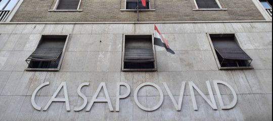 Raggi contro casapound la scritta dello stabile e abusiva e va rimossa in giorni