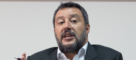 Salvini continua il corteggiamento ma il m s per ora dialoga con il pd