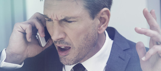 Disporre un ricco bonifico usando la voce finta del proprio capo