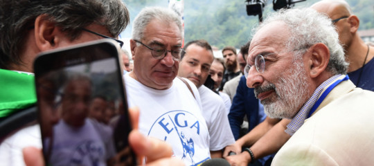 Gad lerner e un videomaker di repubblica insultati e aggrediti a pontida