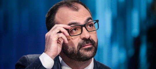 Laumento a tre cifre promesso dal ministro fioramonti agli insegnanti