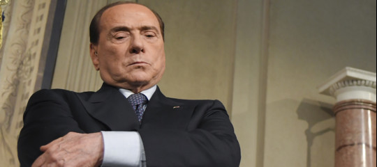 Silvio berlusconi avverte i suoi chi aiuta il governo e fuori