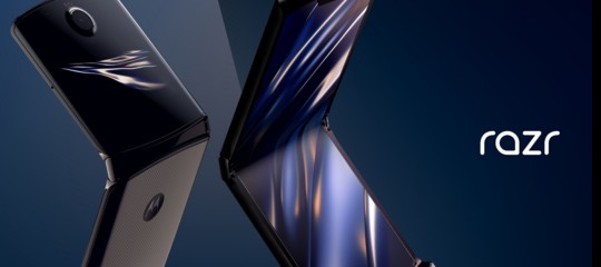 Motorola sfida samsung e huawei con uno smartphone pieghevole torna il razr