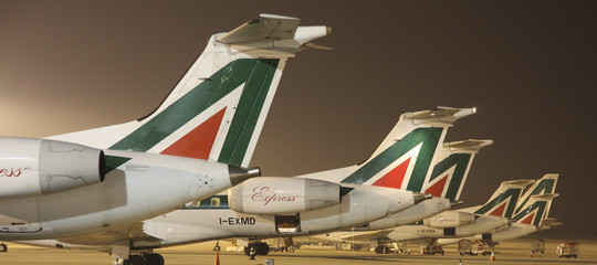 Non lasciamo fallire alitalia ma non accettiamo scambi dice buffagni