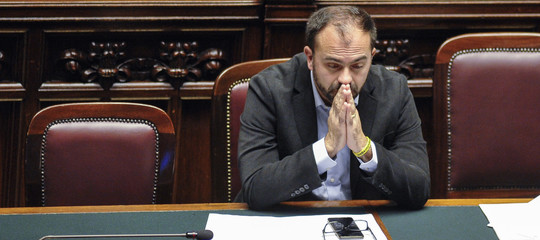 Fioramonti consegna a conte la lettera di dimissioni da ministro dellistruzione