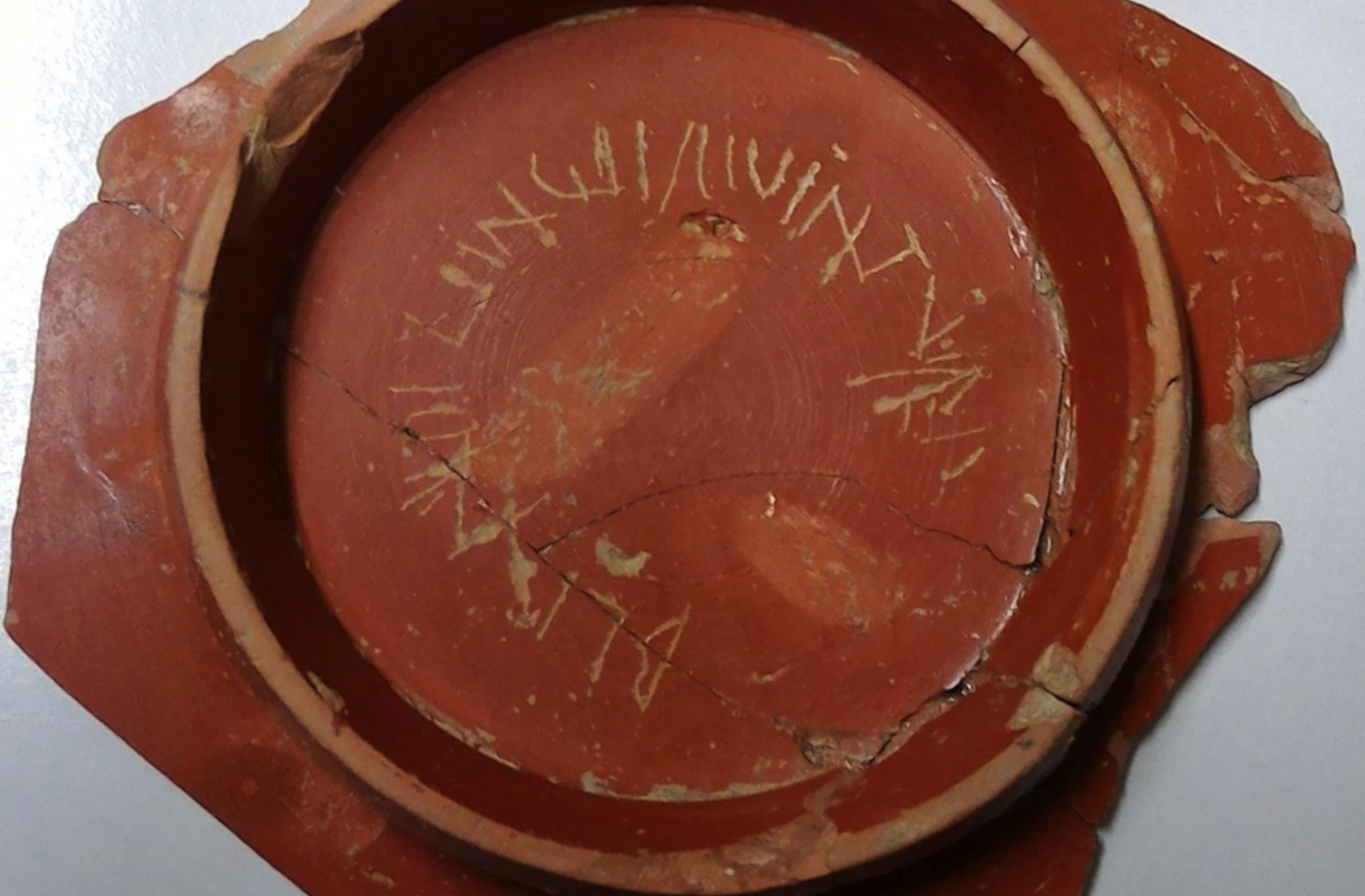 Blandio, lecca la minchia! - L’invettiva, scritta sotto il piede di un piatto, potrebbe avere significato denigratorio o apotropaica